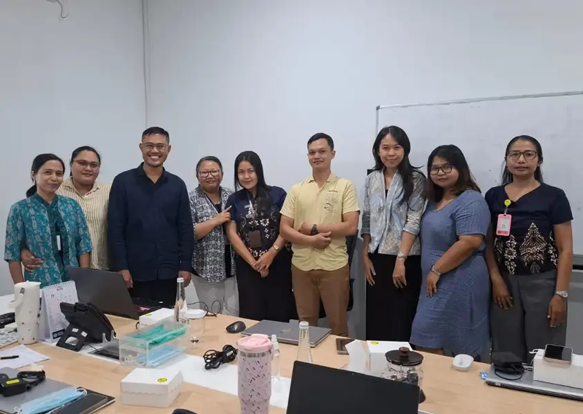 Dokumentasi foto bersama peserta dan trainer setelah menyelesaikan sesi In House Training Google Sheets Intermediate yang membahas analisis data dan kolaborasi 