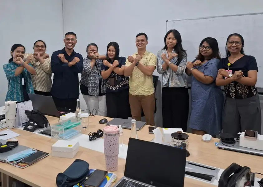 Peserta bersama trainer mengabadikan momen penutupan In House Training Google Sheets Intermediate setelah mempelajari berbagai teknik pengolahan data, analisis,