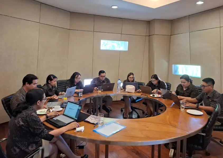 Kegiatan praktik langsung para peserta In House Training Excel Intermediate saat mengaplikasikan rumus dan mengerjakan studi kasus data perusahaan menggunakan l