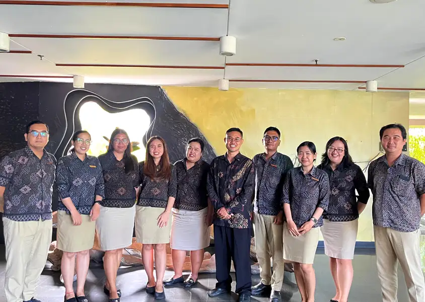 Kegiatan penutupan dan sesi foto bersama program In House Training Excel Intermediate untuk peningkatan kompetensi staf pengolahan data di Maya Resort & Spa San