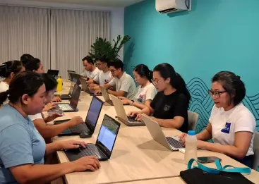 Suasana peserta mengikuti praktik langsung Microsoft Excel Intermediate dengan studi kasus yang relevan pada In House Training Waterbom Bali.